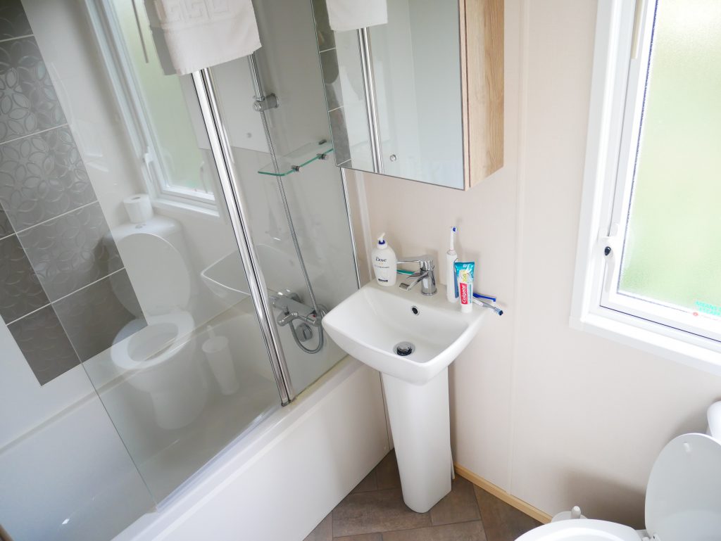 en-suite bathroom ashbourne heights