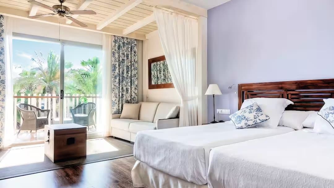 Hotel Caribe PortAventura outdoor pool bedroom